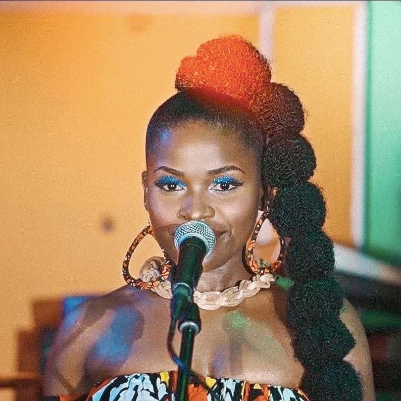Biography of Reniss, Cameroonian singer.